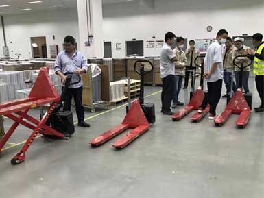 電動(dòng)高升程搬運(yùn)車交付使用，感謝廠家羅總親自跟客戶講解操作方法！