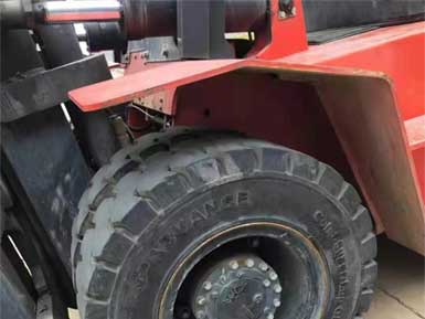 前進實心輪胎825-15，6條實心輪胎已全部安裝到叉車上